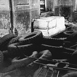 Надгробие епископа Феофана в Казанском соборе, используемом под склад. 1970-е гг.
