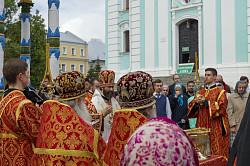 В праздник Преполовения Пятидесятницы епископ Андрей возглавил в Лавре Литургию и водосвятный молебен