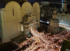 Фотография А. Джуса «Крестный ход на Пасху. Свято-Троицкая Сергиева Лавра. Успенский собор» стала одним из победителей Всероссийского проекта «Best of Russia-2016»