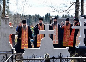 На Радоницу на кладбище в Деулино совершены панихиды по почившей лаврской братии