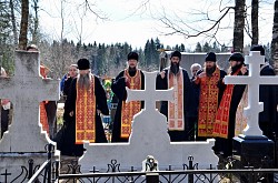 На Радоницу на кладбище в Деулино совершены панихиды по почившей лаврской братии