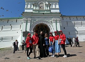 В Троице-Сергиевой Лавре гостей и участников Чемпионата мира по футболу FIFA 2018 встречают спортивные волонтеры