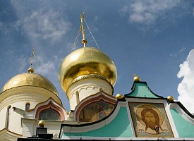 Луковая башня в галерее столетий. Стены и башни Троице-Сергиевой Лавры